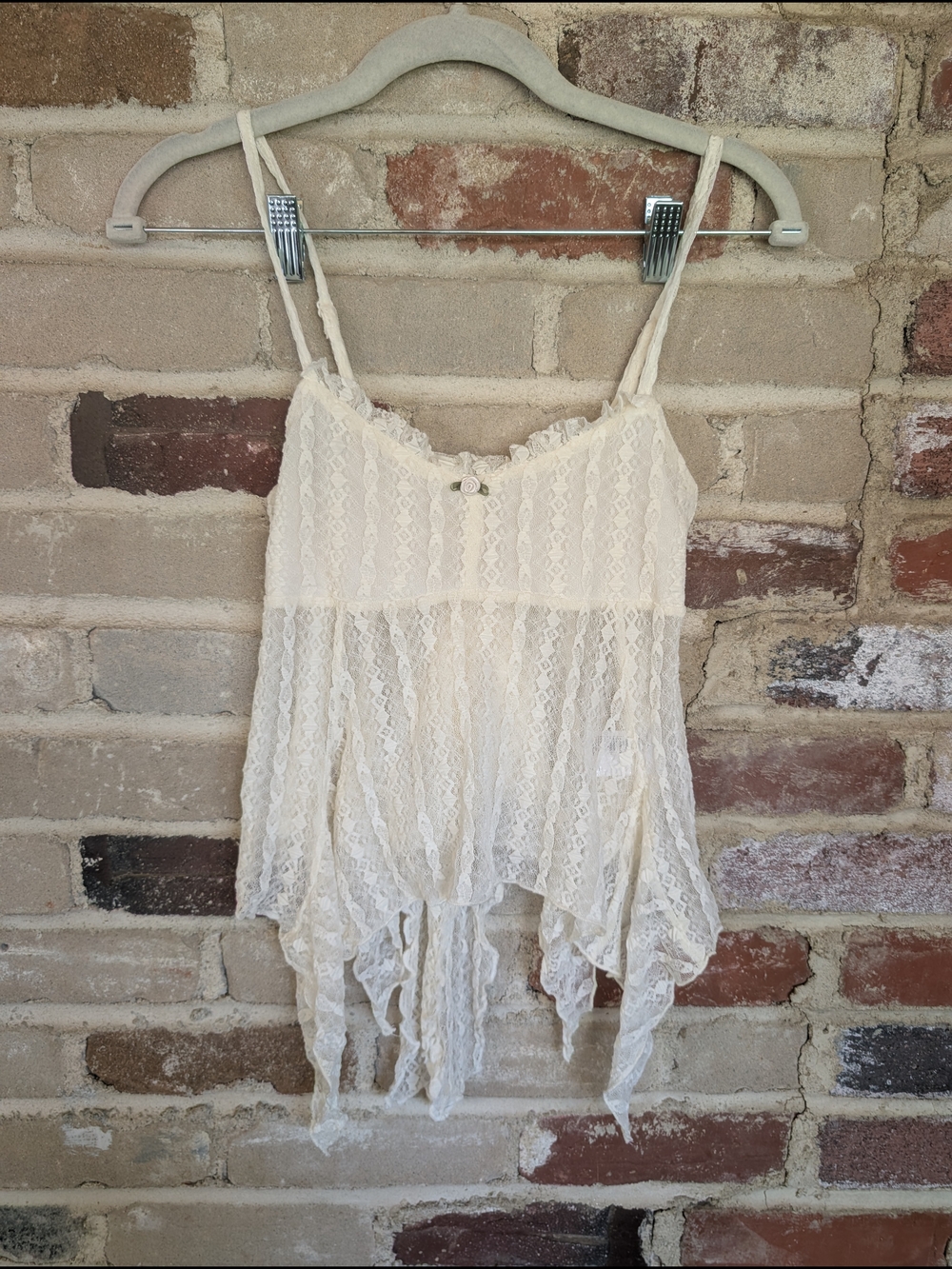 Lace Handkerchief Hem Tank Top in Cream